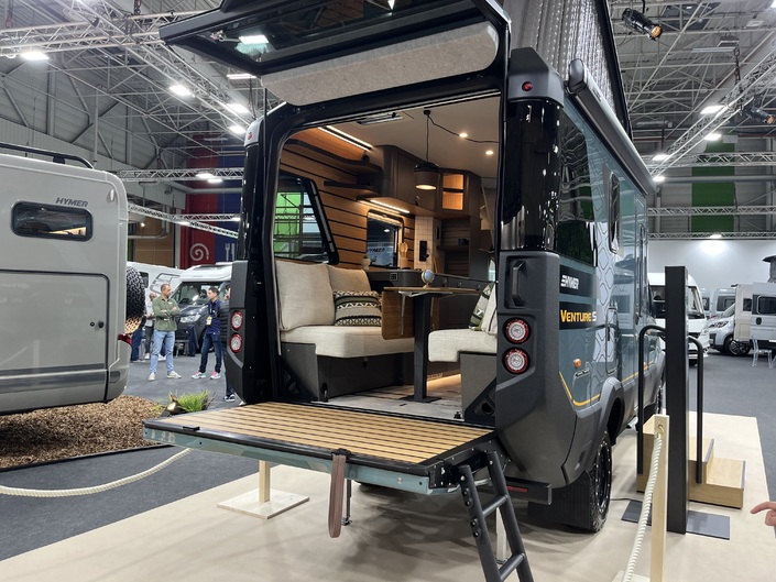 Une mini - terrasse sur son fourgon 4x4 ? Pourquoi pas.