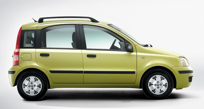 Disponible uniquement en 5-portes, la Fiat Panda II joue sur la hauteur pour augmenter son volume utile. Son dessin très graphique a été élaboré avec Bertone. Ici en 2003.
