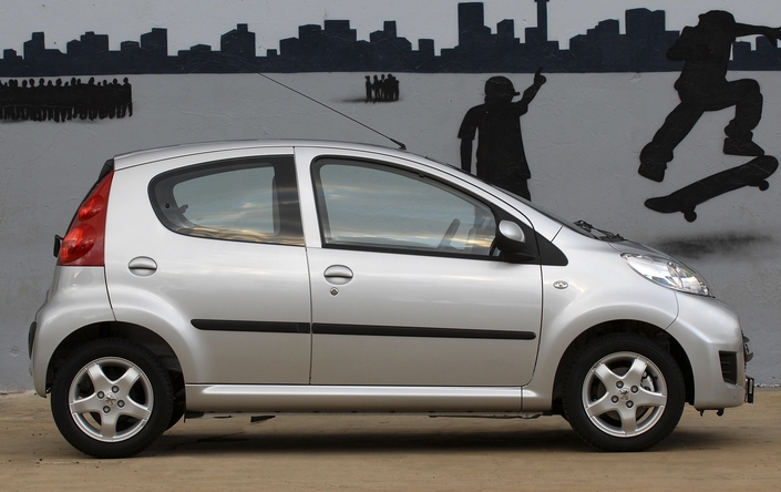 La Peugeot 107 est le quasi-clone des Citroën C1 et Toyota Aygo. Son dessin allie fun et astuce pour réduire les coûts : par exemple, il n'y a pas d'aile arrière sur la 5-portes, ici en 2009.