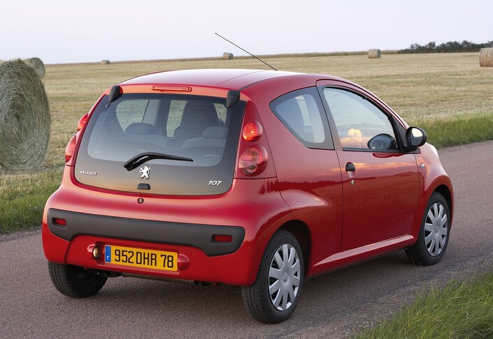A des fins d'économies, le hayon de la Peugeot 107 se compose simplement d'un panneau de verre articulé. Le design adroit fait passer la pilule.