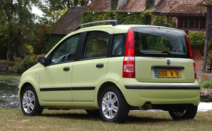 A l'arrière, avec ses feux verticaux et son allure géométrique, la Fiat Panda II se donne des airs de break Volvo en réduction. Un design très soigné et sans économie manifeste, étonnant pour une petite voiture.