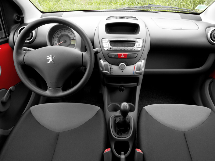 Joliment dessiné et bien agencé, le tableau de la Peugeot 107 est en revanche simpliste : instrumentation réduite, pas d'aérateurs centraux ni de boîte à gant fermée. Quant à la clim bizone... Même pas en rêve !