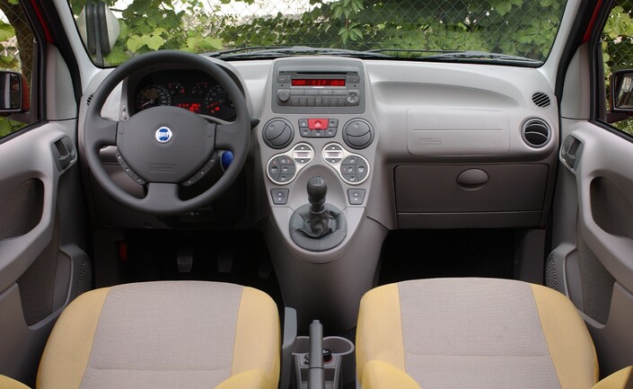 A bord de la Fiat Panda II, la planche de bord se veut oppulente, pouvant intégrer une clim auto bizone et un GPS ! Le levier de vitesses surélevé est très pratique, mais les rangements ne sont pas si nombreux.