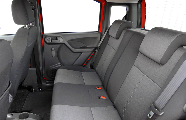 La Fiat Panda accueille dignement deux passagers arrière, trois en supplément, grâce à une banquette agréable et un espace étonnant. 