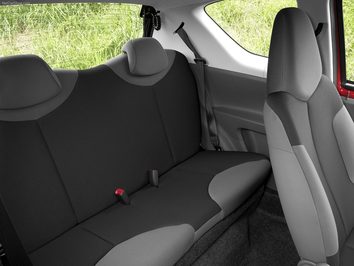 Même en 3-portes, la Peugeot 107 embarque dans des conditions convenables des passagers arrière, son packaging étant bien pensé.