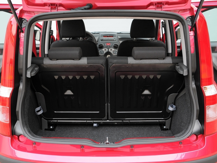La Fiat Panda II comporte un coffre digne de ce nom (de 206 l à 860 l). Les dossiers sont bien protégés.