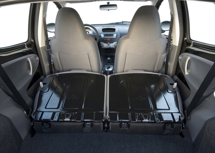 Le coffre de la Peugeot 107 est franchement petit (de 140 l à 710 l) et son seuil reste trop haut. Mais les dossiers sont, ici aussi, bien protégés.