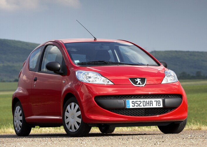 Petite bouille très sympa pour la Peugeot 107, ici en 2005. Contrairement à la Panda, elle est proposée en 3 et 5 portes. Vingt ans après son lancement, elle n'a pas tellement vieilli !