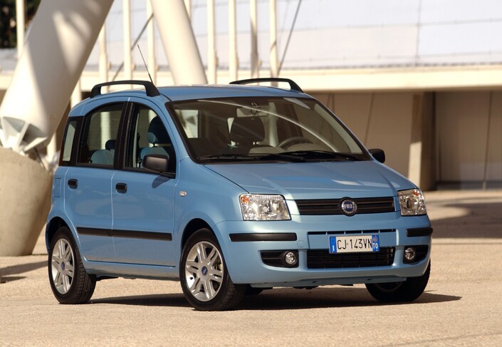 Contrairement à sa spartiate devancière, la Fiat Panda II se donne des airs de grande voiture en réduction, et son équipement peut être d'une richesse étonnante.