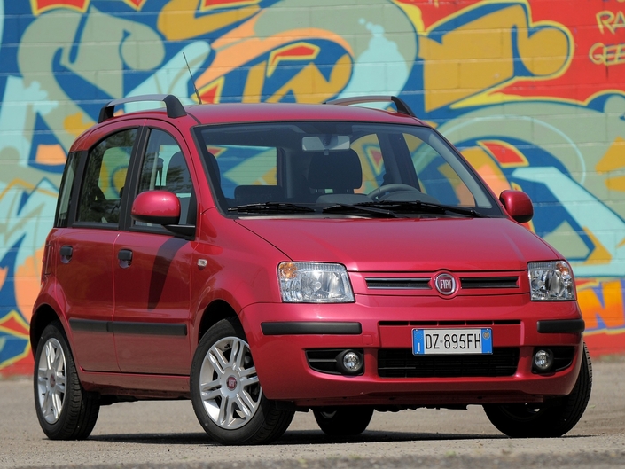 Fin 2009, la Fiat Panda modifie sa calandre, adopte de gros rétros extérieurs et pousse son 1,2 l à 69 ch en se mettant à la norme Euro V.