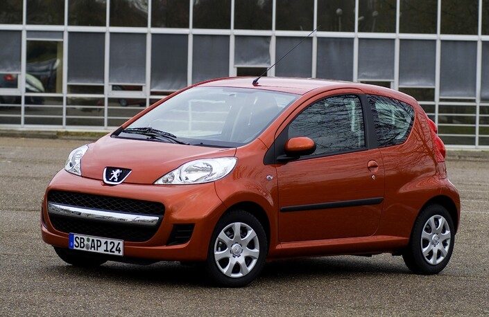 Fin 2008, la Peugeot 107 modifie son apparence en adoptant de nouveaux boucliers. Mais la mécanique n'évolue pas.