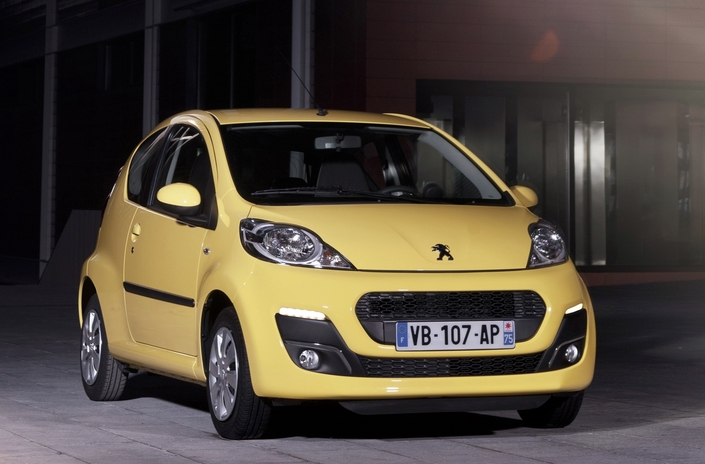 En 2012, la Peugeot 107 change encore ses boucliers, qui intègrent désormais des feux de jour à LED. Le capot est également modifié, mais pas le moteur.