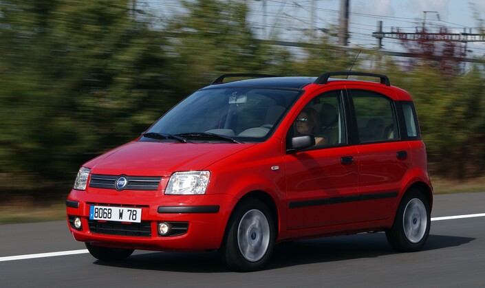 Au volant, la Fiat Panda 1.2, ici en 2004, soigne sa douceur et sa souplesse plus que le dynamisme, mais son comportement est très sûr (à condition d'éviter les versions de base aux pneus trop étroits).