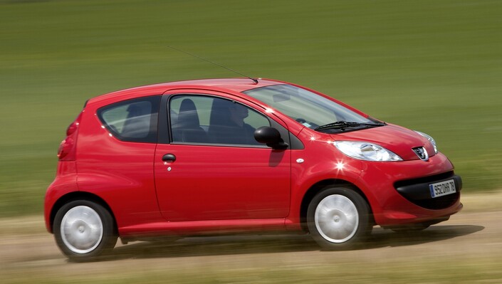 Sur route, le petit 3-cylindres de la Peugeot 107 étonne par sa vitalité, et elle prend peu de roulis. Mais la suspension est bien ferme et la boîte beaucoup trop longue !
