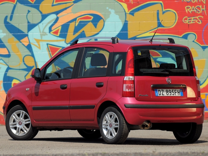 Lors de sa fin de carrière en 2012, la Fiat Panda n'a pratiquement pas modifié son apparence vue de l'arrirère : seuls ses rétros et la décoration des barres de toit ont changé.