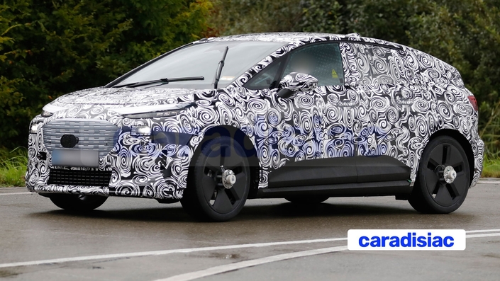 La nouvelle Audi A2 se déplace encore vêtue d’un camouflage, mais devrait se dévêtir l’an prochain pour une commercialisation début 2027. Cette auto qui reprend des éléments de Volkswagen ID.3 devrait afficher une longueur de 4,30 m environ.