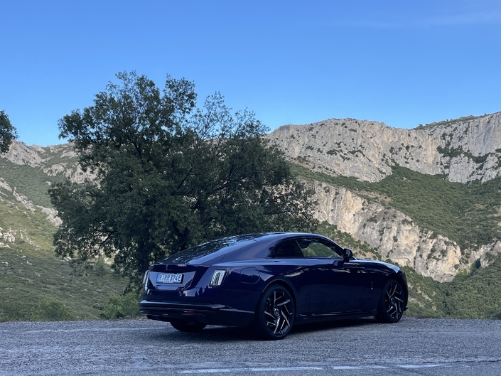 On a dormi dans la nouvelle Rolls-Royce Spectre Black Badge électrique