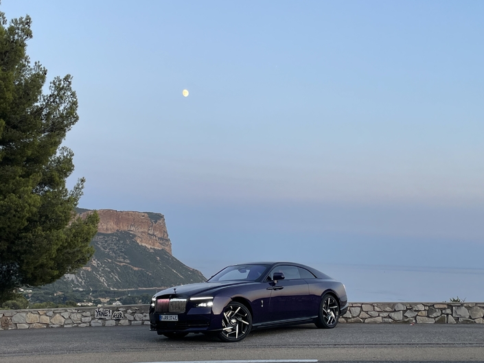 Une Spectre Black Badge posée sous la lune.