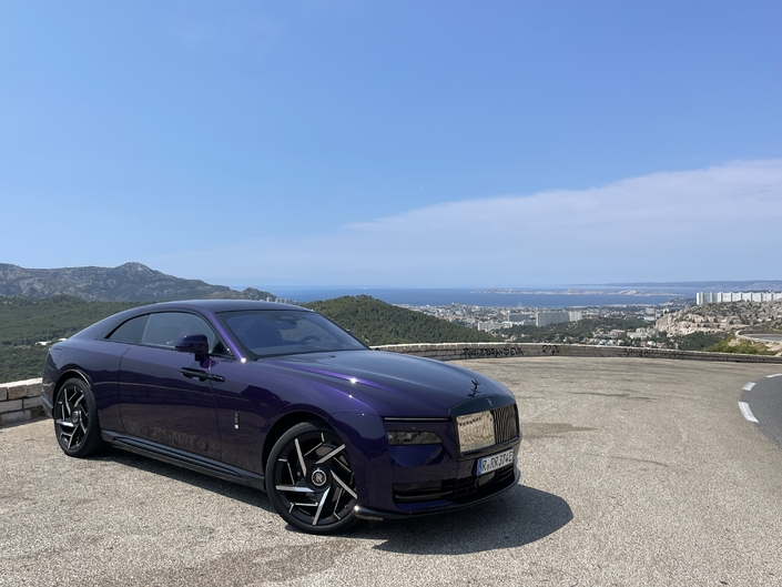On a dormi dans la nouvelle Rolls-Royce Spectre Black Badge électrique