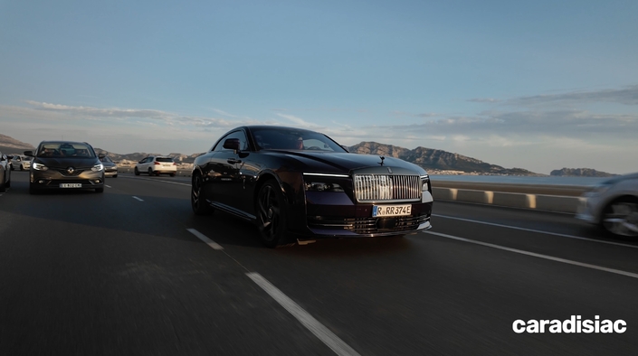 Une Spectre Black Badge dans la circulation de Marseille.
