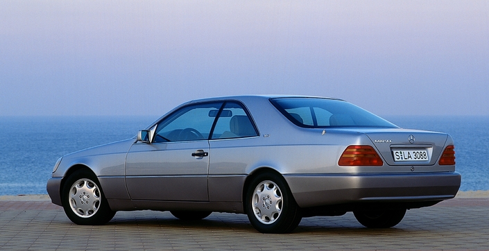 Vue de l'arrière, la Mercedes C126 affiche une certaine élégance et n'a pas si mal vieilli. Son gabarit est d'ailleurs très actuel !