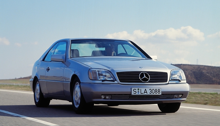 Dynamiquement, la Mercedes 600 SEC / S 600 Coupé est bien plus vive que son look ne le suggère. Les grosses performances se doublent d'un confort encore impressionnant.