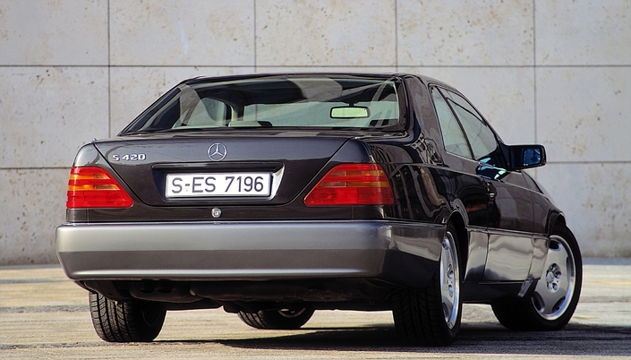 En 1994, la "petite" S 420 enrichit la gamme C140 par les bas. Entre-temps, le badge SEC a été abandonné.