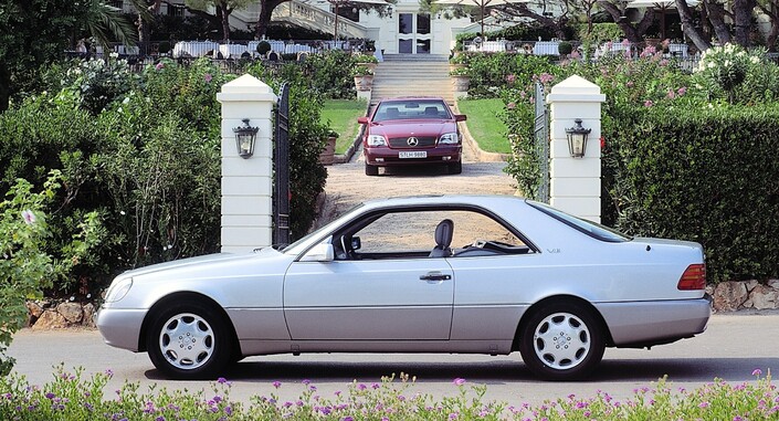 De profil, la Mercedes C140 apporte cette touche de légèreté qui manque à la berline. Mais la finesse de la SEC C126 reste un lointain souvenir...