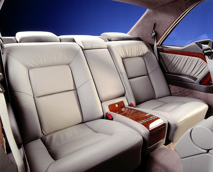 Coupé, certes, mais la Mercedes C140 propose de très belles places arrière, ici en 1992.