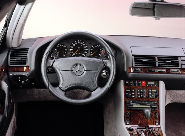 Le tableau de bord de la Mercedes C140, ici en 1992, reste celui de la berline Classe S. Notez le rétroviseur déjà photochromique.