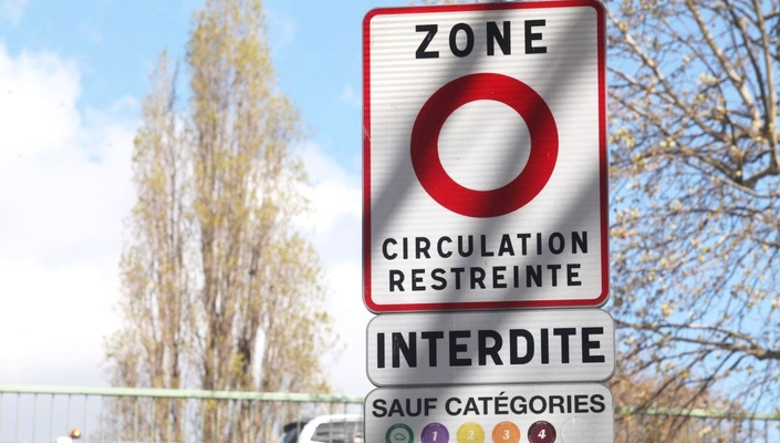 Aucune restriction de circulation dans les ZFEm, c'est open bar pour les voitures de plus de 30 ans en carte grise collection.