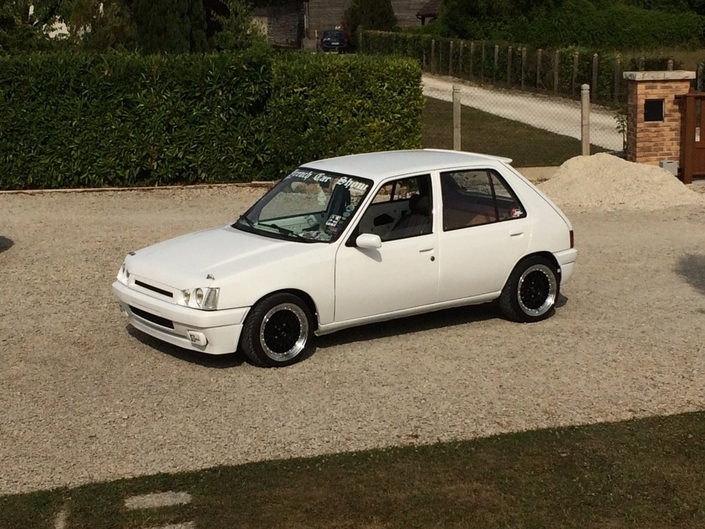 Tunée (pardon, bolidée...), cette Peugeot 205 ne pourrait prétendre au certificat d'immatriculation collection.