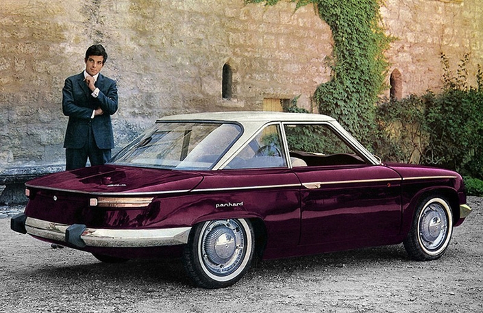 Si la forme du toit, très plat, de la Panhard 24 CT, ici en 1963, rappelle la Chevrolet Corvair, les feux arrière très effilés sont originaux... et très élégant !