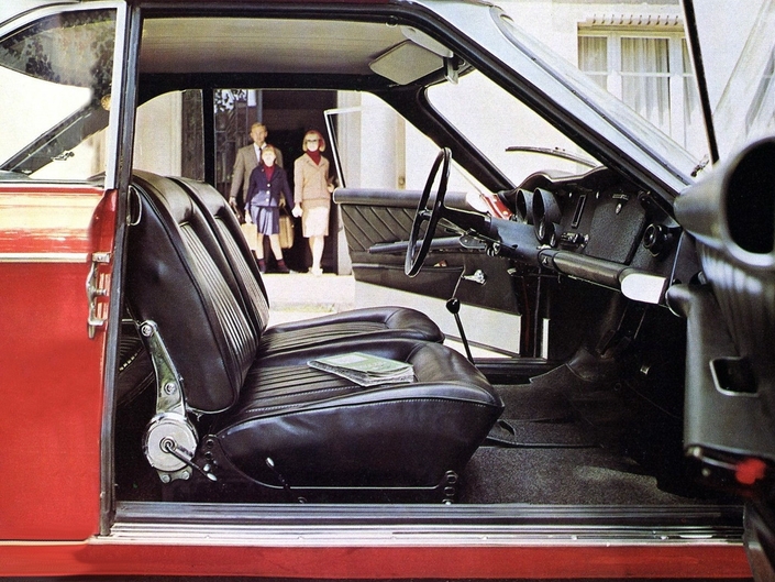 Les sièges de la Panhard 24 sont d'un raffinement rare, étant réglables à peu près dans tous les sens. Notez la lampe rouge au bout de l'accoudoir.