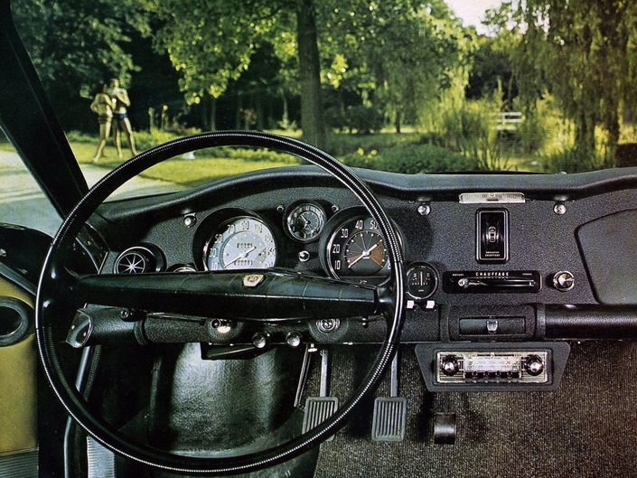 Le tableau de bord de la Panhard 24 a été largement travaillé pour la sécurité, avec ses épais rembourrages et ses cadrans soigneusement éclairés. Notez le volant ovoïde dont le moyeu est, lui aussi, rembourré. Au centre, la commande permettant de répartir l'air chaud.