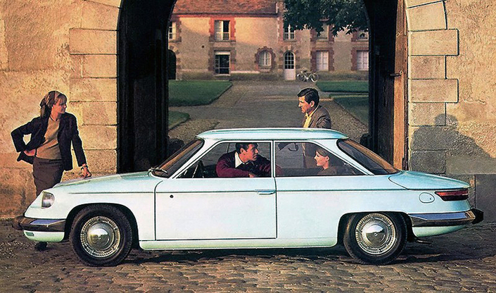 La 24 BT est plus longue que la 24 CT, au bénéfice de l'habitabilité arrière. Une variante à 4 portes a même été envisagée, mais bloquée par Citroën.