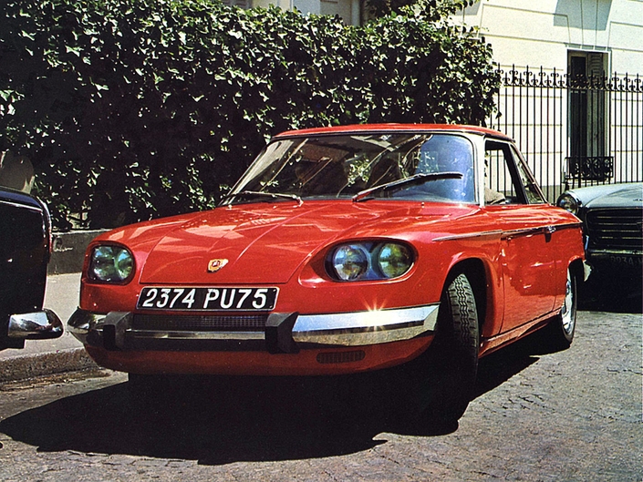 Les quatre projecteurs sous glace de la Panhard 24 CT donneront des idées à d'autres constructeurs. Vous avez dit Citroën ? 
