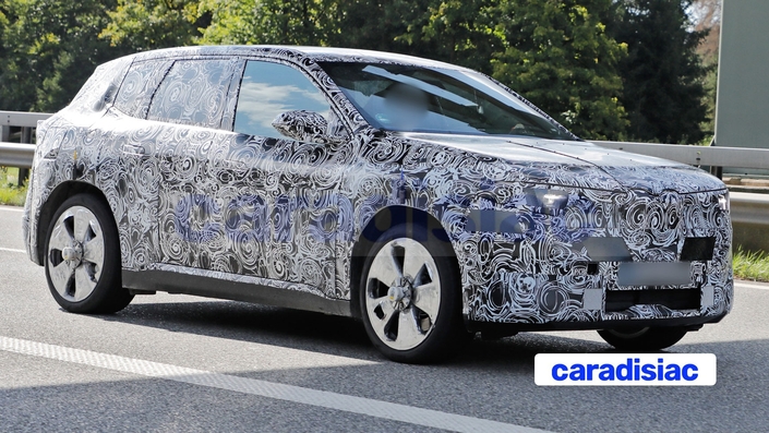Encore recouvert d’un épais camouflage, le prototype du BMW iX1 poursuit ses essais au grand jour sur la route. Malgré la présence des adhésifs sur toute la carrosserie, on voit bien que ce modèle adopte le style « Neue Klasse » inauguré par le nouveau BMW iX3.