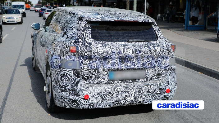 La partie arrière du BMW iX1 sera aussi modifiée et si les feux sont toujours en deux parties, ils sont dotés d’un design plus sobre, tandis que l’on voit que le iX1 cède à la mode des poignées affleurantes.