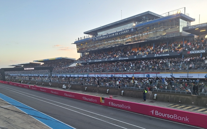 Le circuit du Mans a été envahi par les fans après la course.