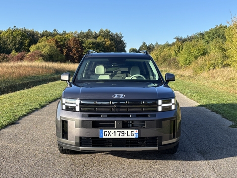 Le Santa Fe est reconnaissable à son design cubique et sa signature lumineuse en H.