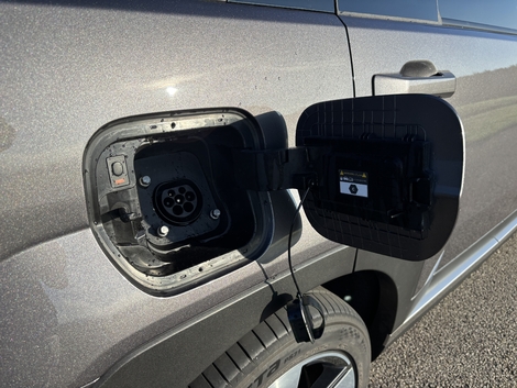 La puissance de recharge (AC) est de 3,7 kW. En dessous des standards du marché (7,4 kW). Certains concurrents acceptent même du DC. 
