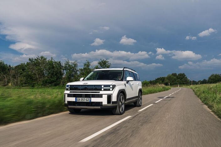 Initialement conçu pour les autoroutes américaines, le Santa Fe est un excellent voyageur sur voie rapide faisant preuve d’un bon niveau de confort et d’une insonorisation soignée.