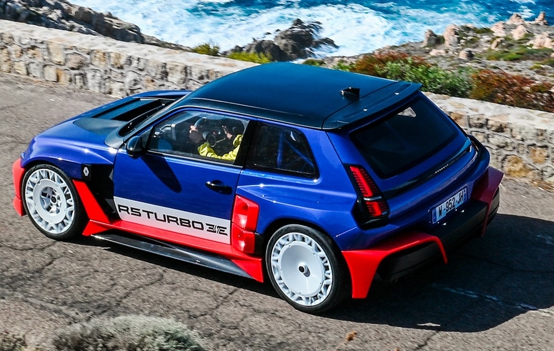Surprise, la Renault 5 Turbo 3E s’amuse en Corse