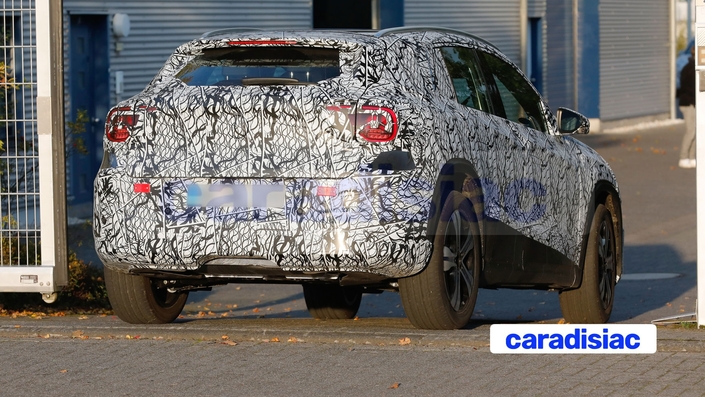 Le couple actuel des Mercedes GLA/Mercedes EQA se vend bien, Mercedes espère qu’avec la nouvelle génération qui fusionne les deux modèles, ce sera encore mieux. En plus des motorisations, le futur Mercedes GLA s’équipera des équipements de la CLA dont l’écran panoramique qui fait son petit effet dans l’habitacle du coupé quatre portes. 