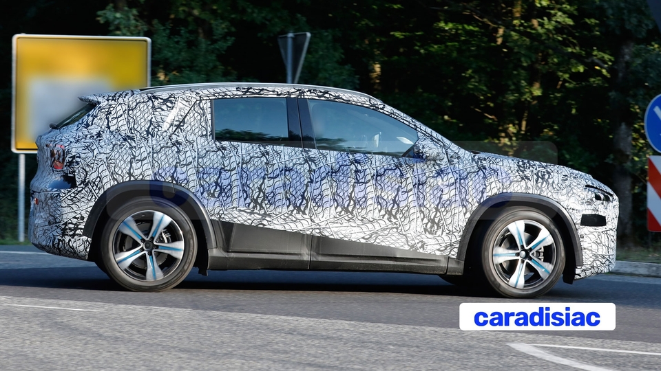 Sur la route, la future génération du Mercedes GLA profite des rayons du soleil automnal.