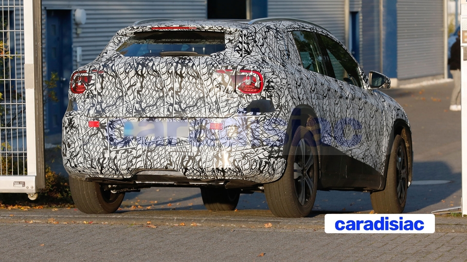 Sur la route, la future génération du Mercedes GLA profite des rayons du soleil automnal.