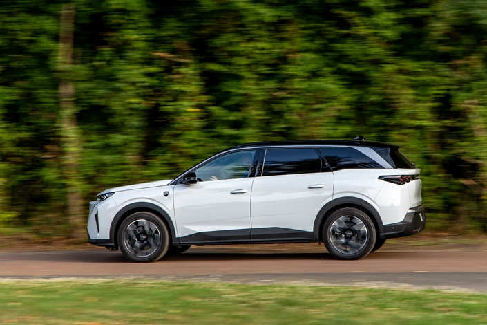 Tracter avec le 5008 Hybrid paraît totalement inenvisageable tant le 3 cylindres peine à déplacer cette lourde caisse.