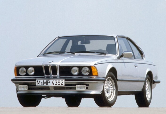 Avant en étrave, rognons de calandre, pli Hofmeister : la BMW Série 6, ici en 1983, sublime tous les codes esthétiques de BMW par une très grande finesse générale.