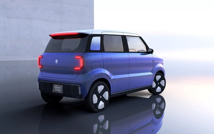 La Suzuki e-Sky mesure 3,39 mètres de long.